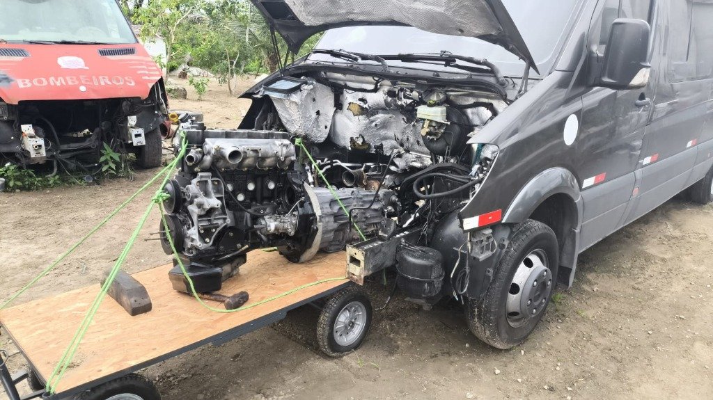Motor MWM 2.8 acoplado no câmbio Sprinter entrando no cofre da van